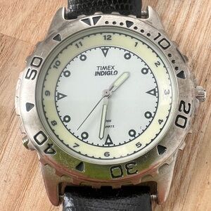 Vintage Timex men’s silver tone black leather watch NEW BATTERY